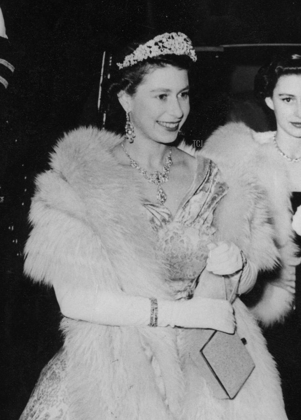 La regina Elisabetta II assiste alla Royal Variety Performance al Palladium di Londra, novembre 1952