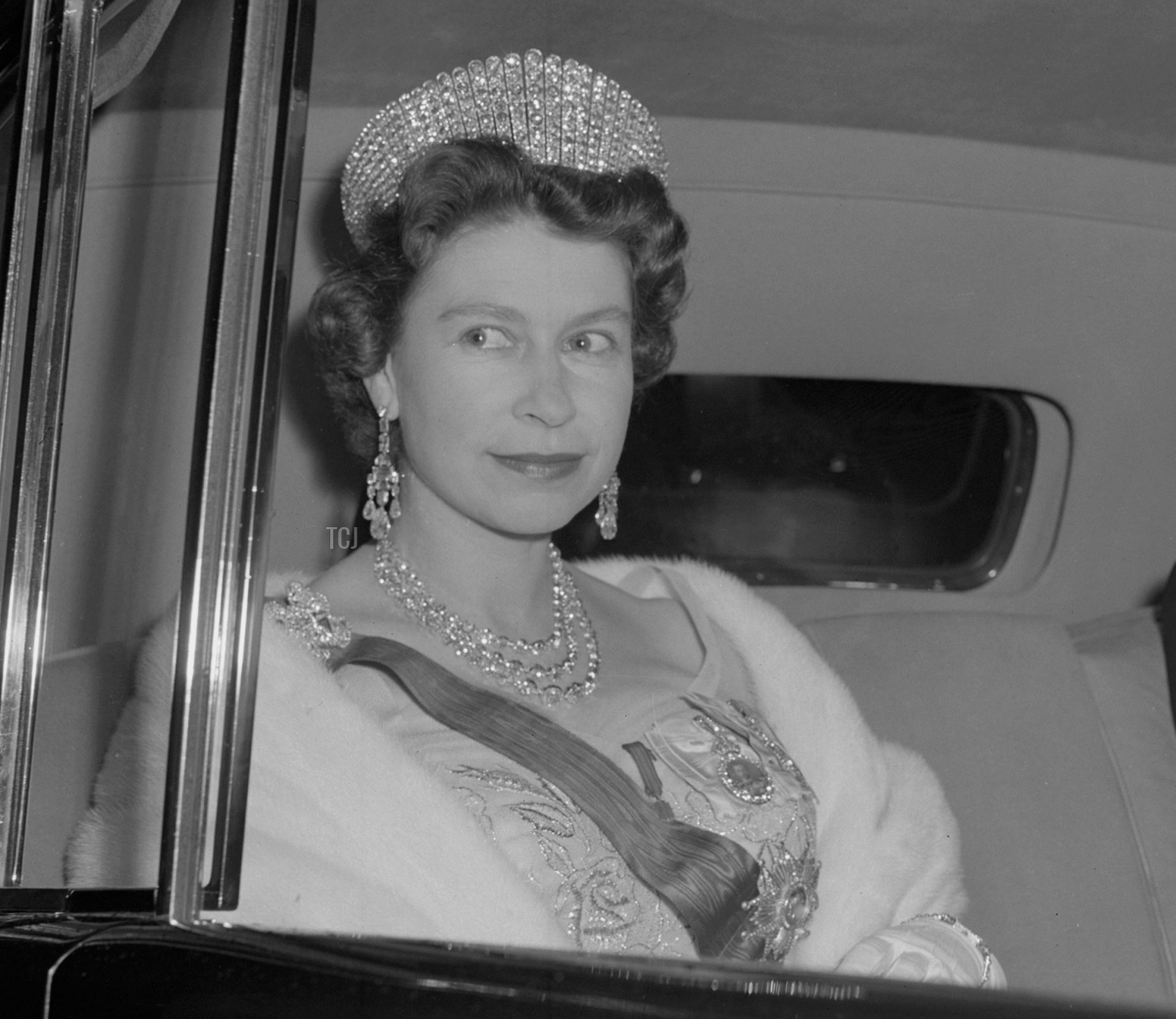 La regina Elisabetta II torna a casa dopo una cena presso la residenza dell'ambasciatore francese a Londra, aprile 1960