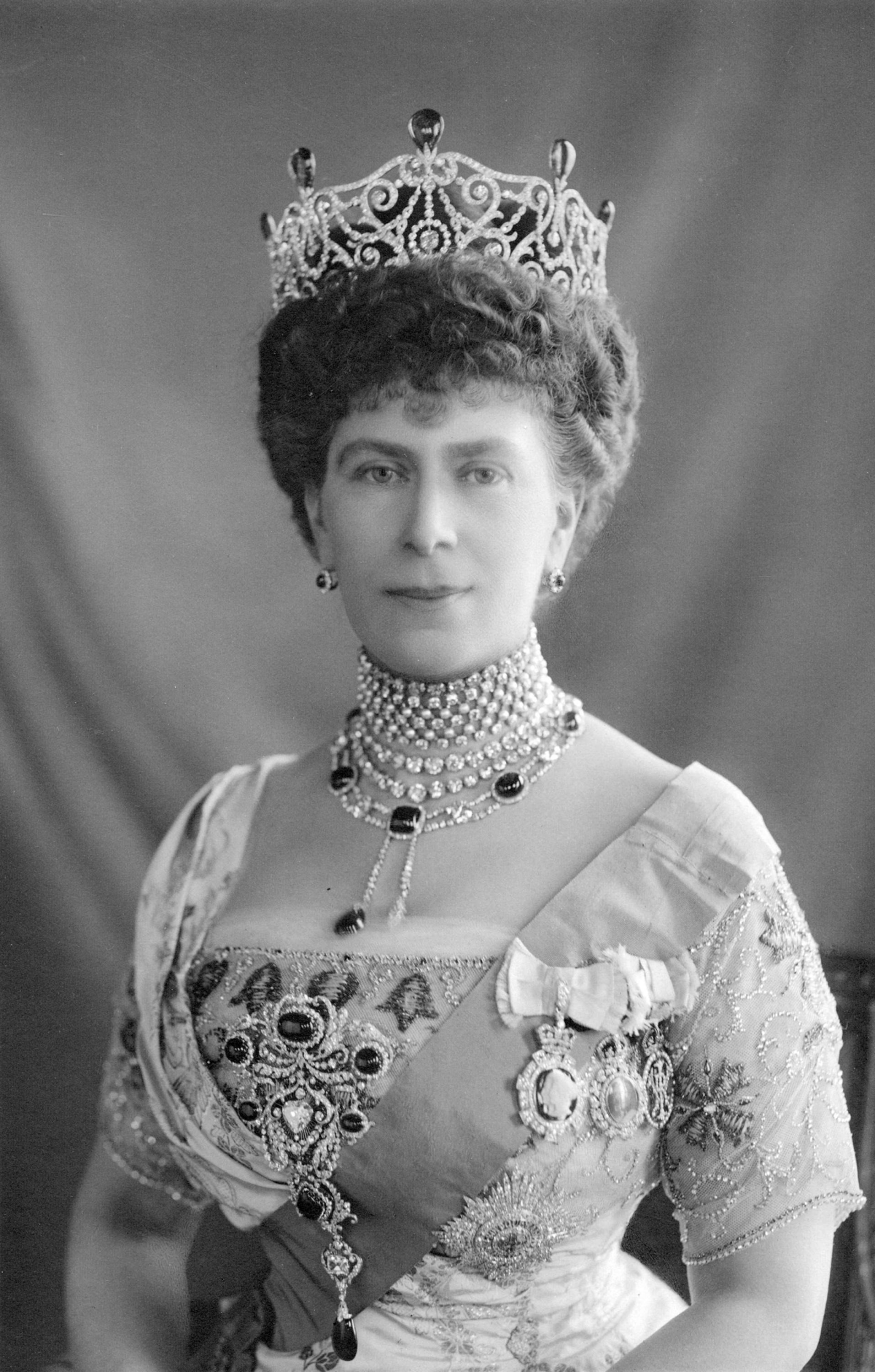 Fotografia della Regina Maria che indossa la tiara Delhi Durbar con smeraldi, la collana Delhi Durbar e il stomacher, oltre alla stella dell'Order of the Garter, ca. 1913