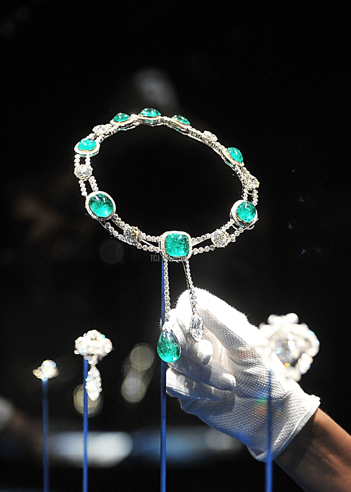 La collana di smeraldi e diamanti progettata per il Delhi Durbar esposta nella mostra Diamonds: A Jubilee Celebration, parte dell'apertura estiva di Buckingham Palace, il 28 giugno 2012