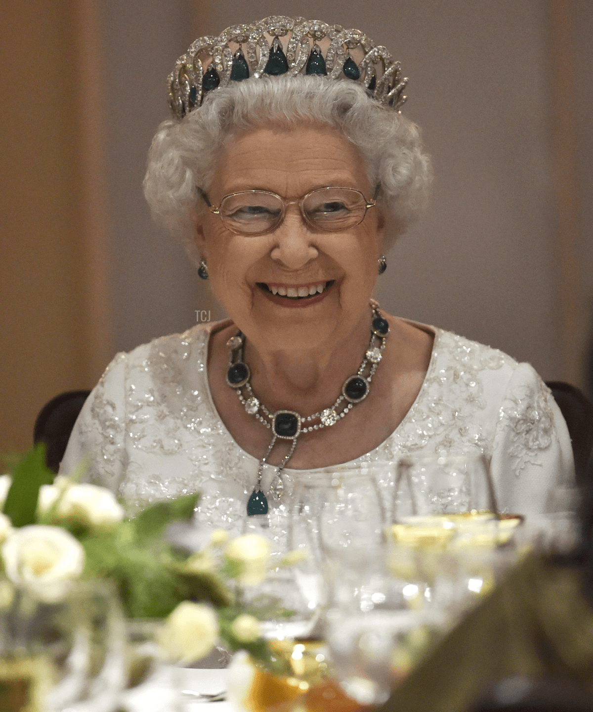 La regina Elisabetta II sorride mentre partecipa a una cena al Corinthia Palace Hotel in Attard durante il Commonwealth Heads of Government Meeting (CHOGM) il 27 novembre 2015