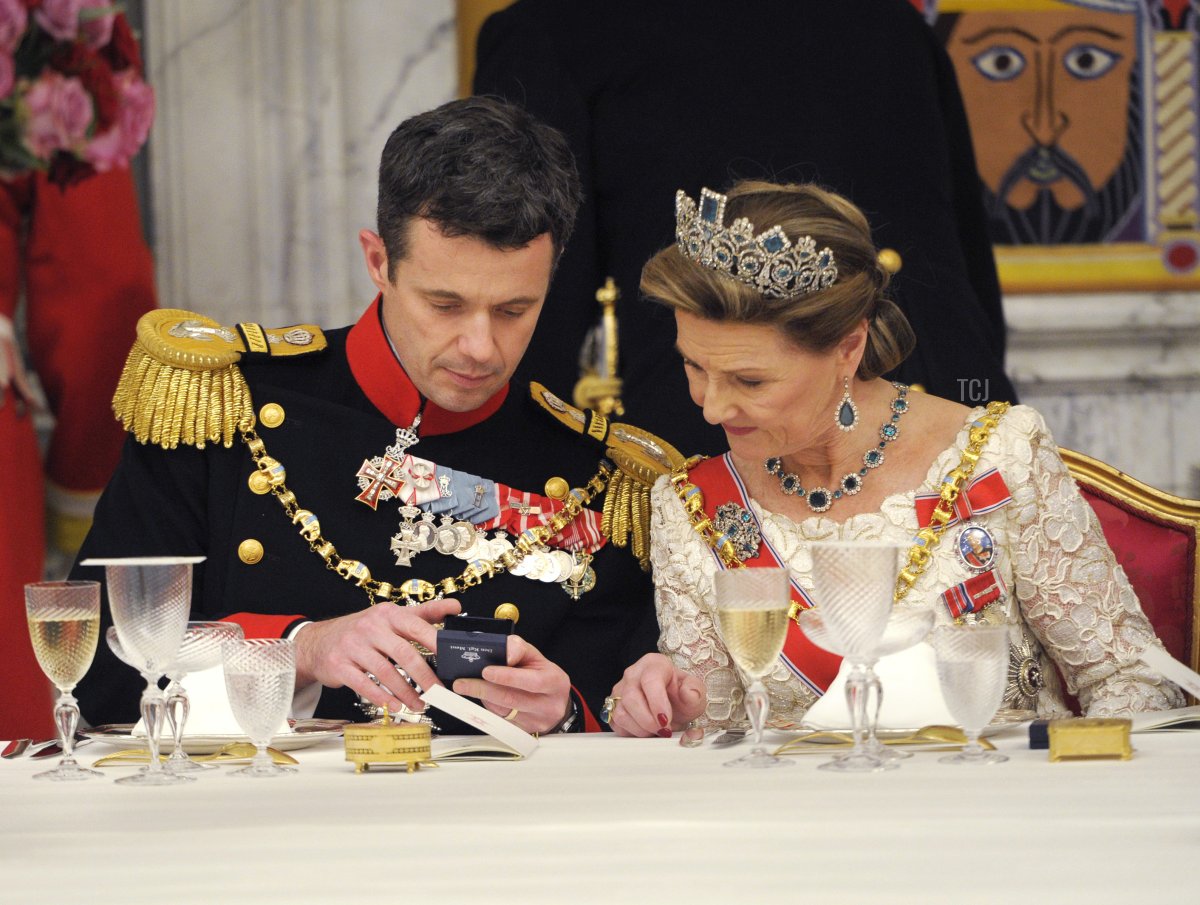 La regina Sonja di Norvegia partecipa a una cena di gala per celebrare i 40 anni di regno della regina Margherita II di Danimarca presso la Cappella del Palazzo di Christiansborg il 15 gennaio 2012