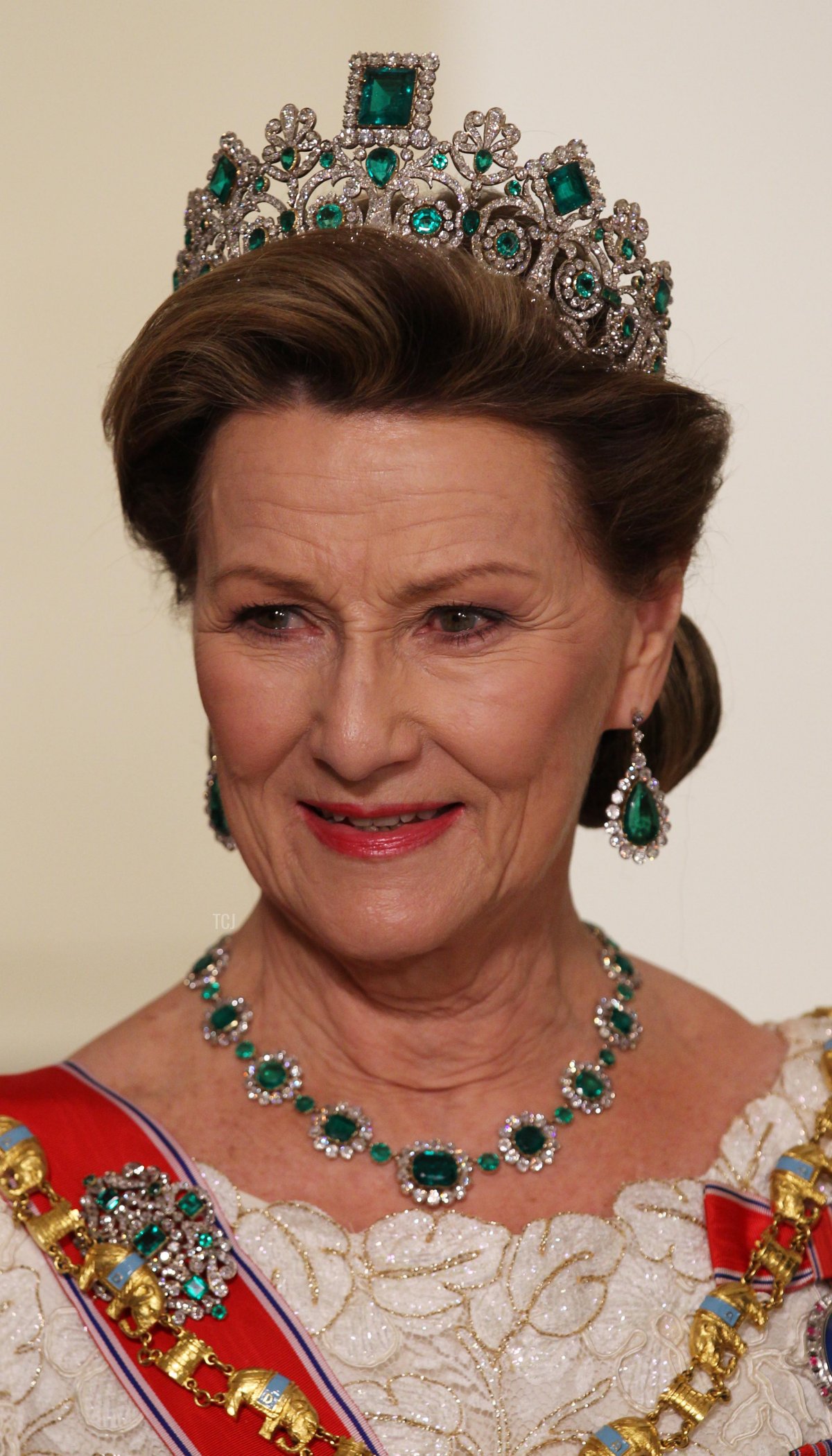 La regina Sonja di Norvegia partecipa a una cena di gala per celebrare i 40 anni di regno della regina Margherita II di Danimarca presso la Cappella del Palazzo di Christiansborg il 15 gennaio 2012