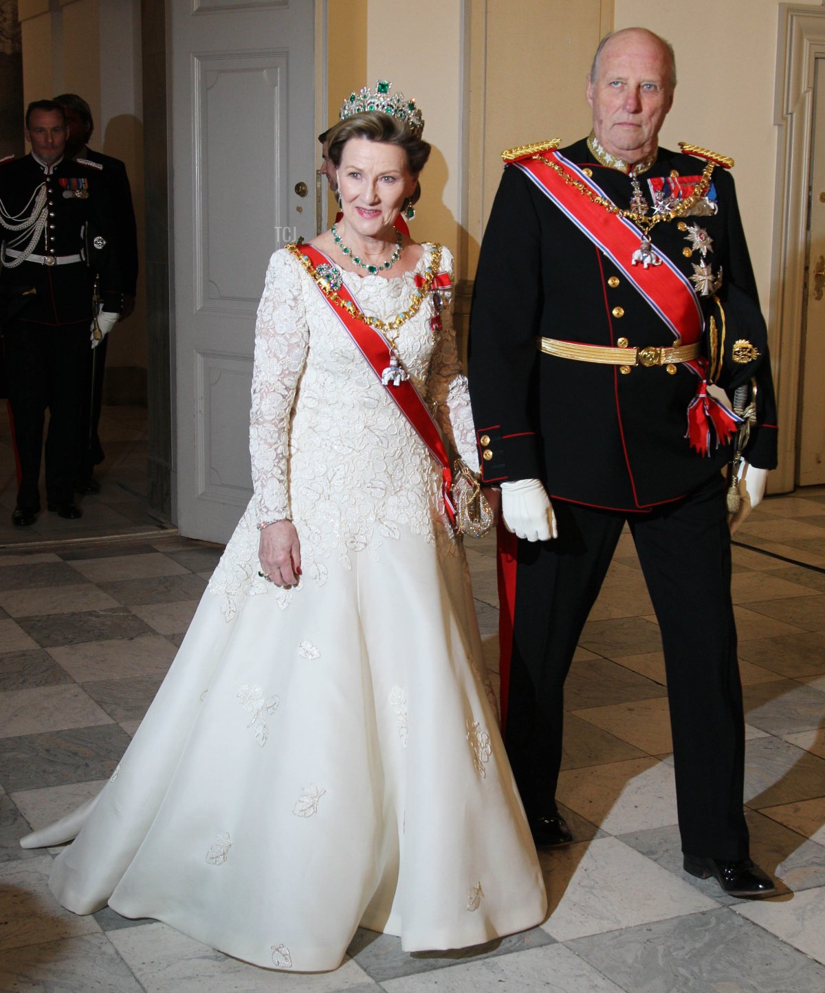 La regina Sonja di Norvegia partecipa a una cena di gala per celebrare i 40 anni di regno della regina Margherita II di Danimarca presso la Cappella del Palazzo di Christiansborg il 15 gennaio 2012