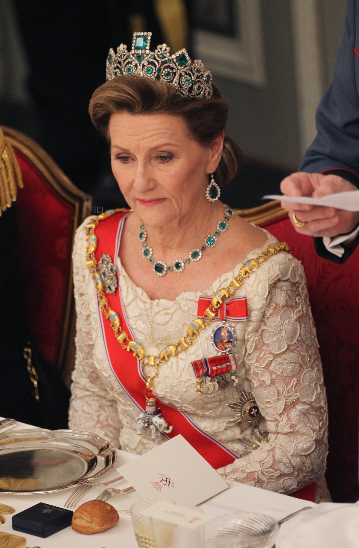 La regina Sonja di Norvegia partecipa a una cena di gala per celebrare i 40 anni di regno della regina Margherita II di Danimarca presso la Cappella del Palazzo di Christiansborg il 15 gennaio 2012