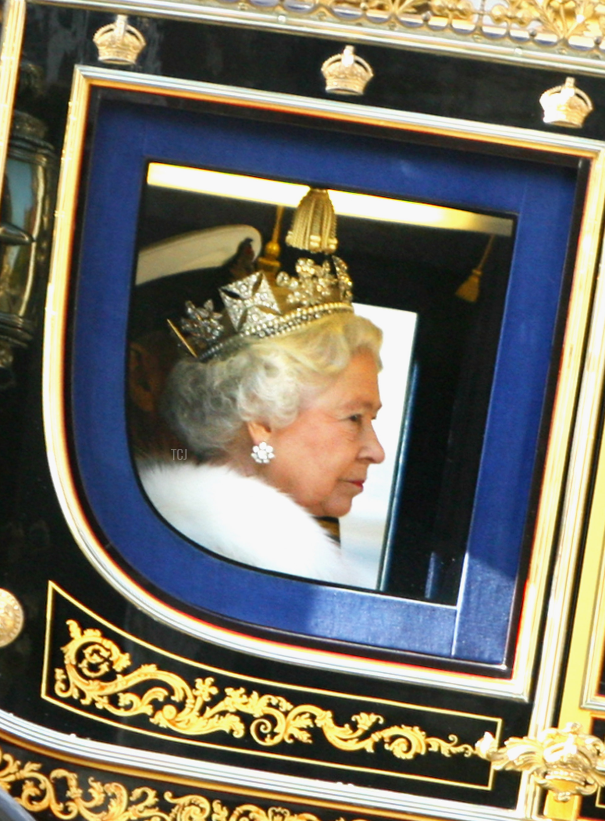 La regina Elisabetta II guarda fuori dalla sua carrozza mentre viaggia dall'Apertura Statale del Parlamento il 6 novembre 2007 a Londra