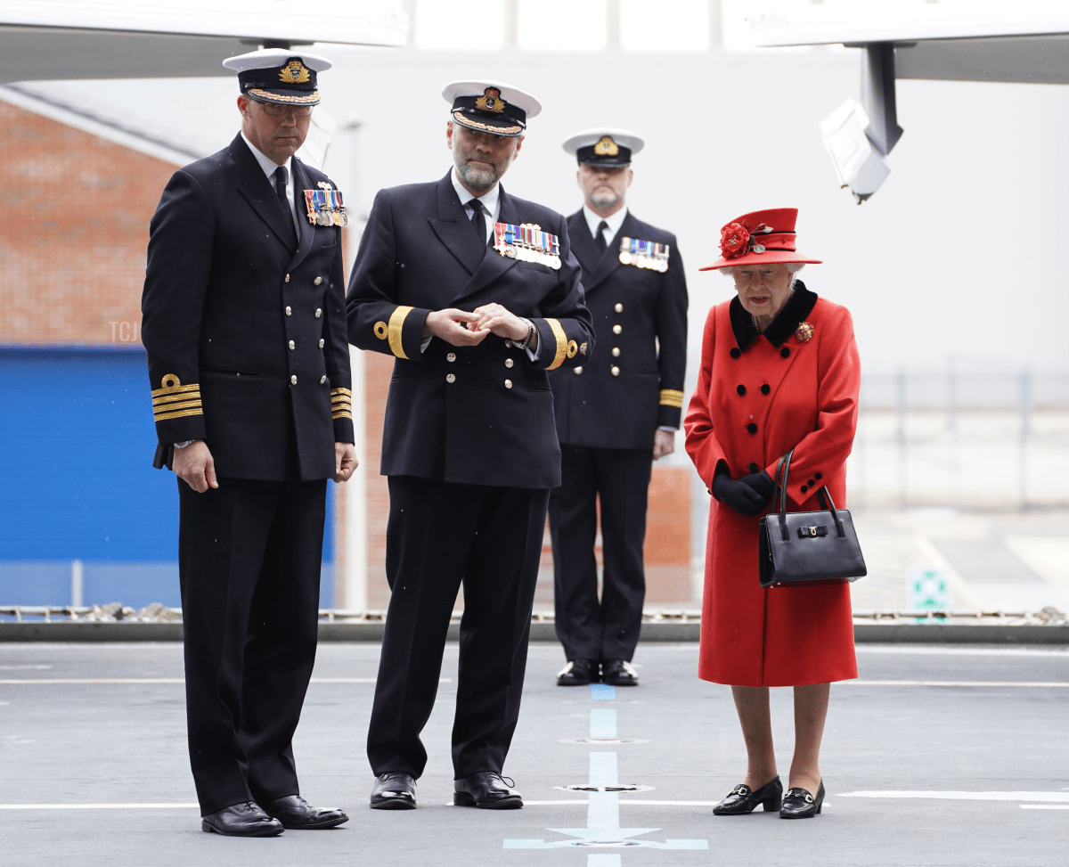 La regina Elizabeth II reagisce mentre incontra il personale militare durante la sua visita all'incrociatore HMS Queen Elizabeth a Portsmouth, nel sud dell'Inghilterra, il 22 maggio 2021