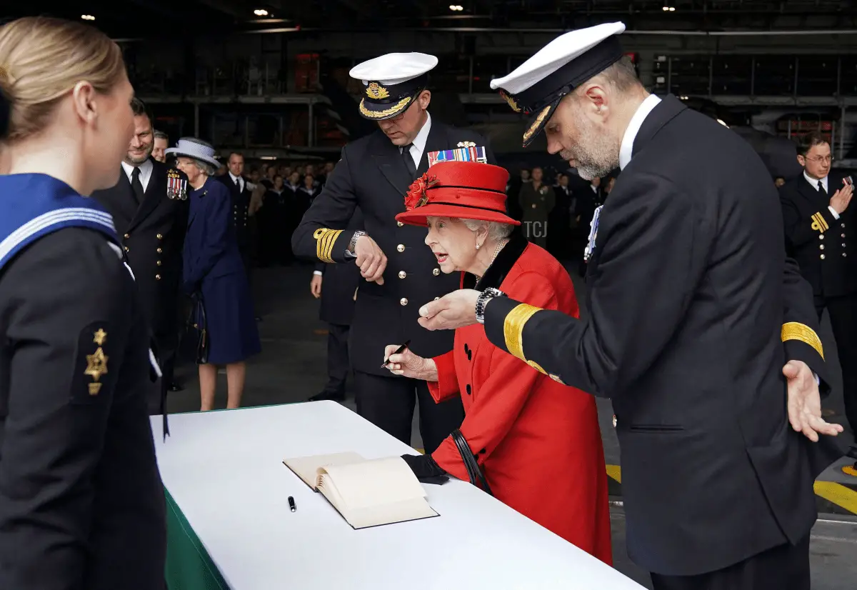 La regina Elizabeth II reagisce mentre incontra il personale militare durante la sua visita all'incrociatore HMS Queen Elizabeth a Portsmouth, nel sud dell'Inghilterra, il 22 maggio 2021