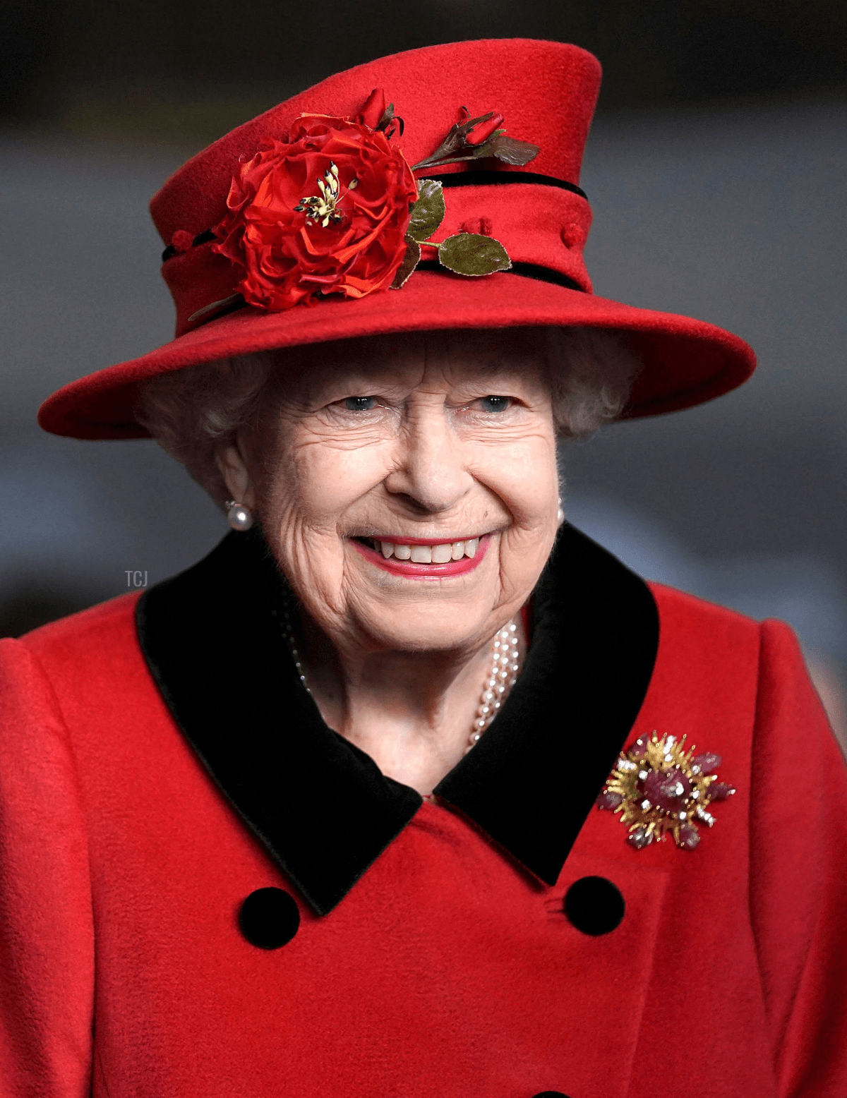 La regina Elizabeth II reagisce mentre incontra il personale militare durante la sua visita all'incrociatore HMS Queen Elizabeth a Portsmouth, nel sud dell'Inghilterra, il 22 maggio 2021