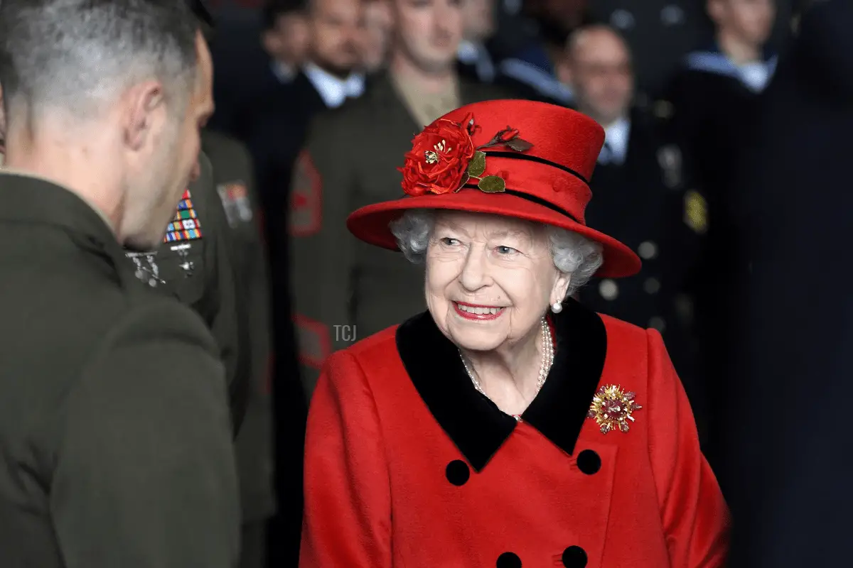 La regina Elizabeth II reagisce mentre incontra il personale militare durante la sua visita all'incrociatore HMS Queen Elizabeth a Portsmouth, nel sud dell'Inghilterra, il 22 maggio 2021