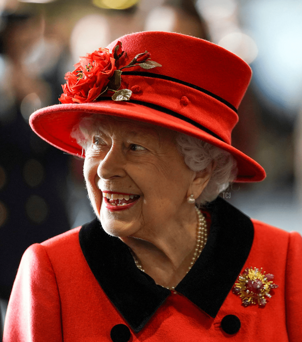 La regina Elizabeth II reagisce mentre incontra il personale militare durante la sua visita all'incrociatore HMS Queen Elizabeth a Portsmouth, nel sud dell'Inghilterra, il 22 maggio 2021