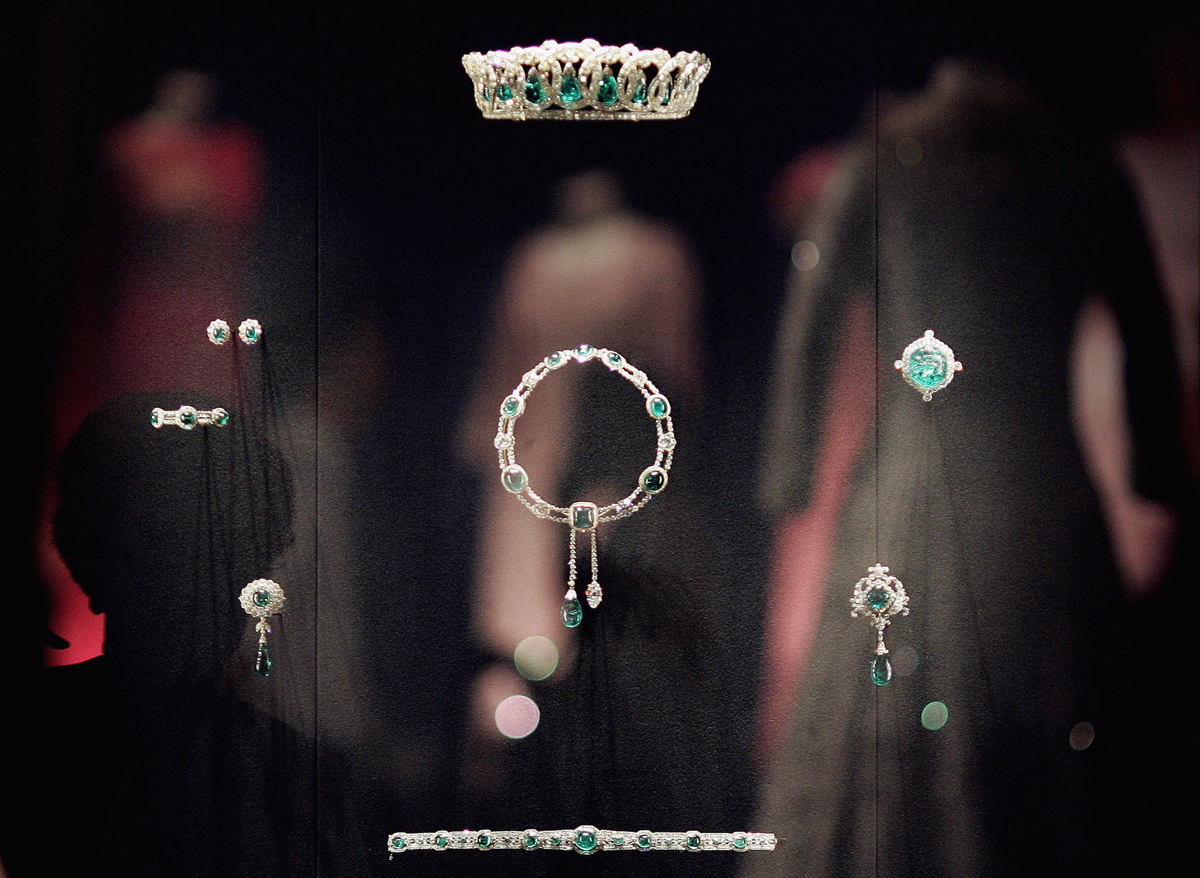 La Tiara Vladimir e i gioielli del Parure del Delhi Durbar esposti al Palazzo di Buckingham il 25 luglio 2006 (Peter Macdiarmid/Getty Images)