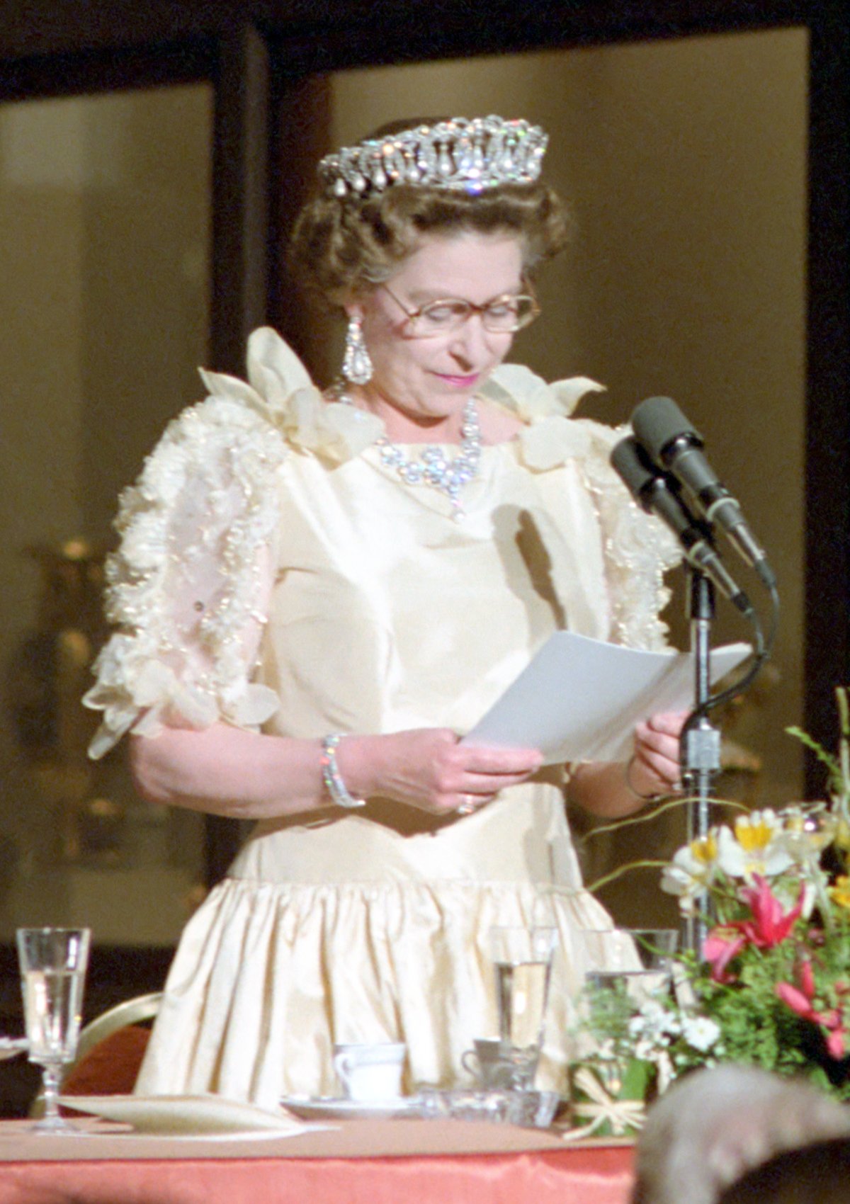 La Regina Elisabetta II pronuncia un discorso durante una cena di stato a San Francisco, California, nel marzo 1983 (White House Photographic Collection)