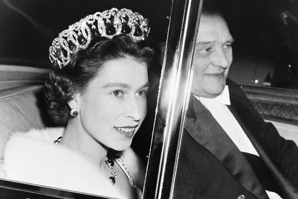 La Regina Elisabetta II e il Presidente Rene Coty viaggiano in auto all'Opera Garnier di Parigi durante la visita di stato britannica in Francia, 9 aprile 1957 (AFP/Getty Images)