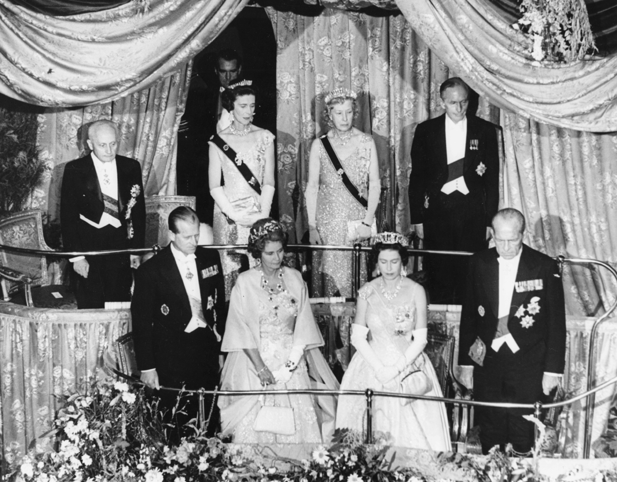 Membri delle famiglie reali britanniche e greche partecipano a una performance di gala di A Midsummer Night's Dream al Royal Opera House, Covent Garden, durante la visita di stato greca a Londra l'11 luglio 1963 (Central Press/Hulton Archive/Getty Images)