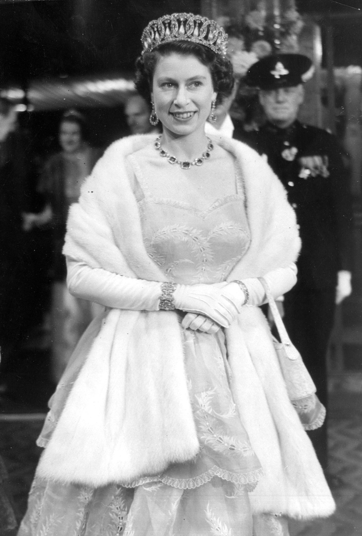 La Regina Elisabetta II partecipa alla Film Performance Royal Command di Rob Roy all'Odeon Leicester Square di Londra, 26 ottobre 1953 (Keystone Press/Alamy)