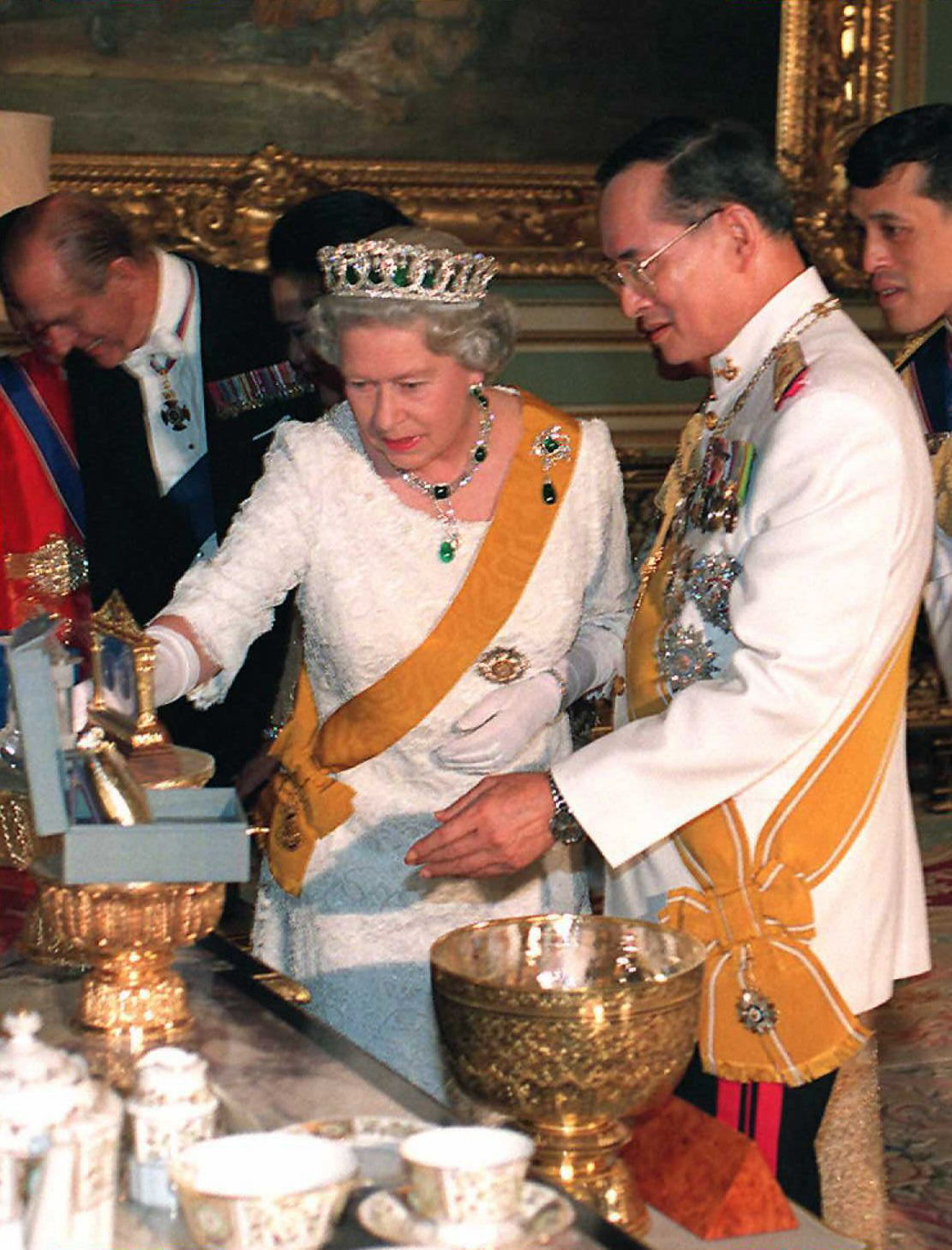 La Regina Elisabetta II e il Re Bhumibol Adulyadej di Thailandia osservano i regali in vista di un banchetto di stato al Grande Palazzo di Bangkok il 28 ottobre 1996 (VITOON/AFP via Getty Images)