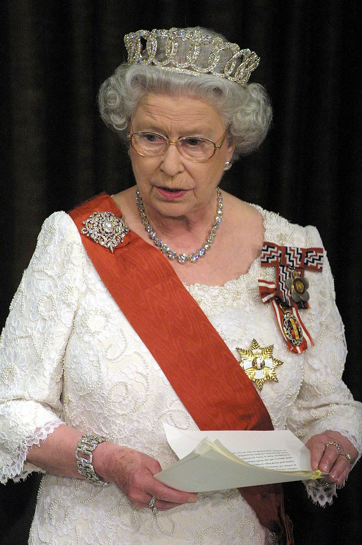 La Regina Elisabetta II pronuncia un discorso durante una cena di stato tenuta all'Aula del Banchetto nella Casa del Parlamento a Wellington, Nuova Zelanda, il 25 febbraio 2002 (Dean Treml/Getty Images)