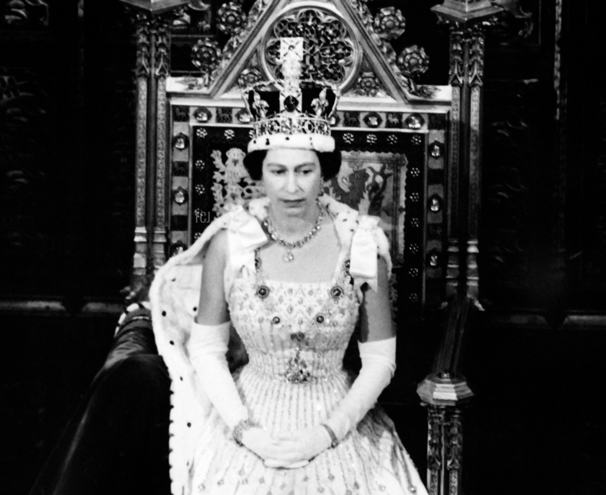 La Regina Elisabetta II (a sinistra) pronuncia un discorso il 22 aprile 1966 durante l'apertura ufficiale del Parlamento presso la Camera dei Lords a Londra