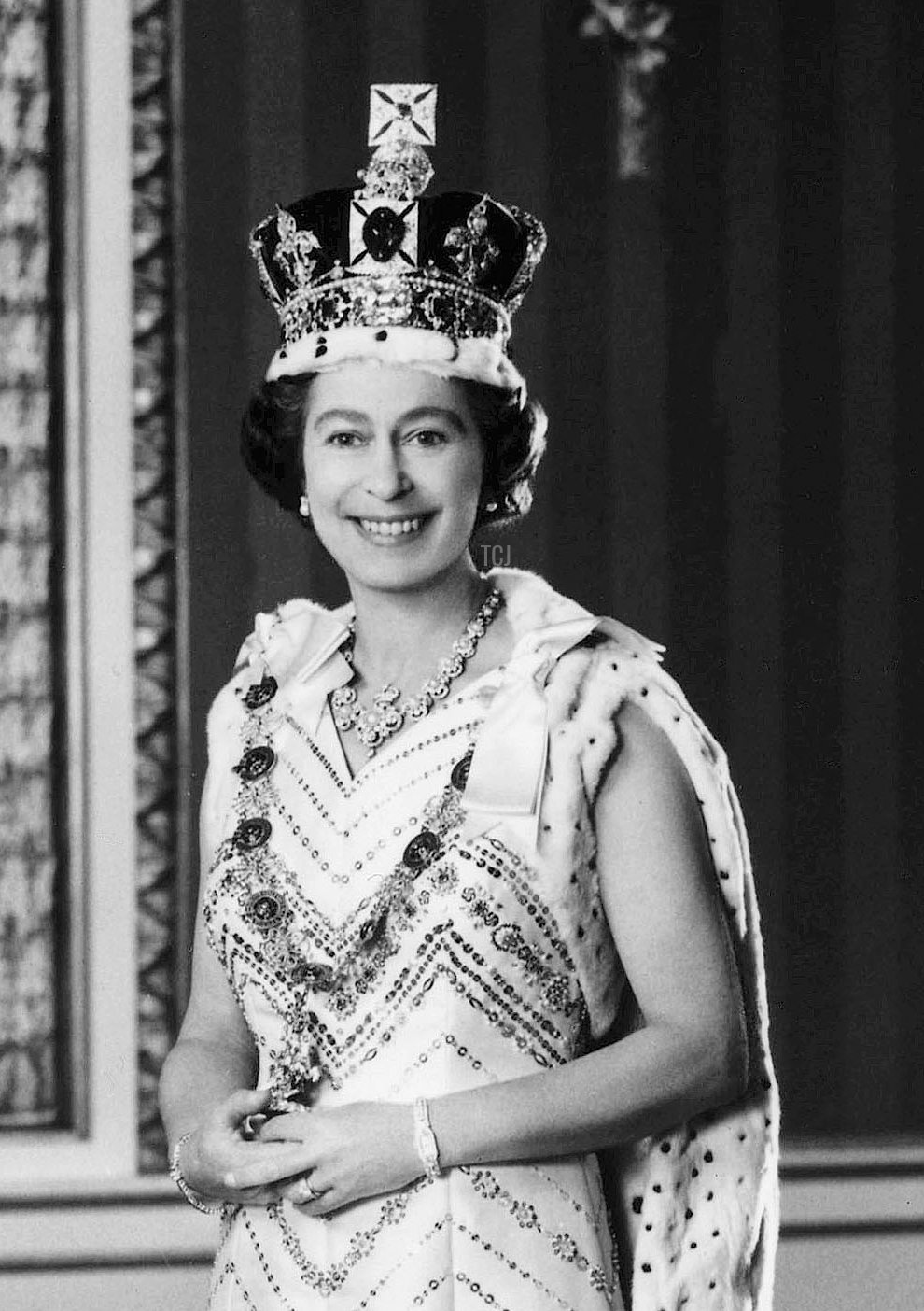 La Regina Elisabetta II, vestita in regalia reale, posa per questa foto speciale del Giubileo nella Sala del Trono di Buckingham Palace, dopo aver pronunciato il tradizionale discorso della Regina all'apertura ufficiale del Parlamento del 1976