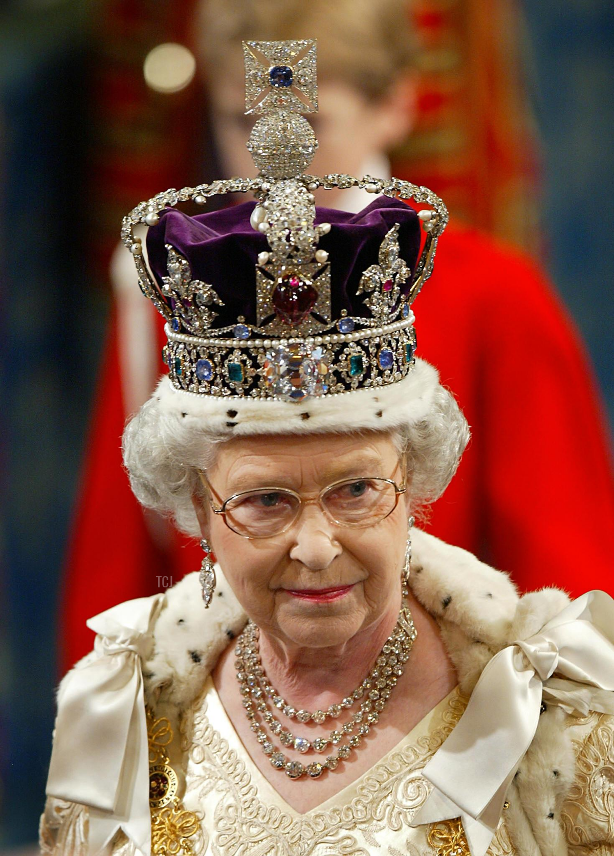 La Regina Elisabetta II, indossando la Corona Imperiale, cammina in processione attraverso la Galleria Reale mentre si dirige a pronunciare il suo discorso durante l'apertura cerimoniale del Parlamento a Londra il 13 novembre 2002