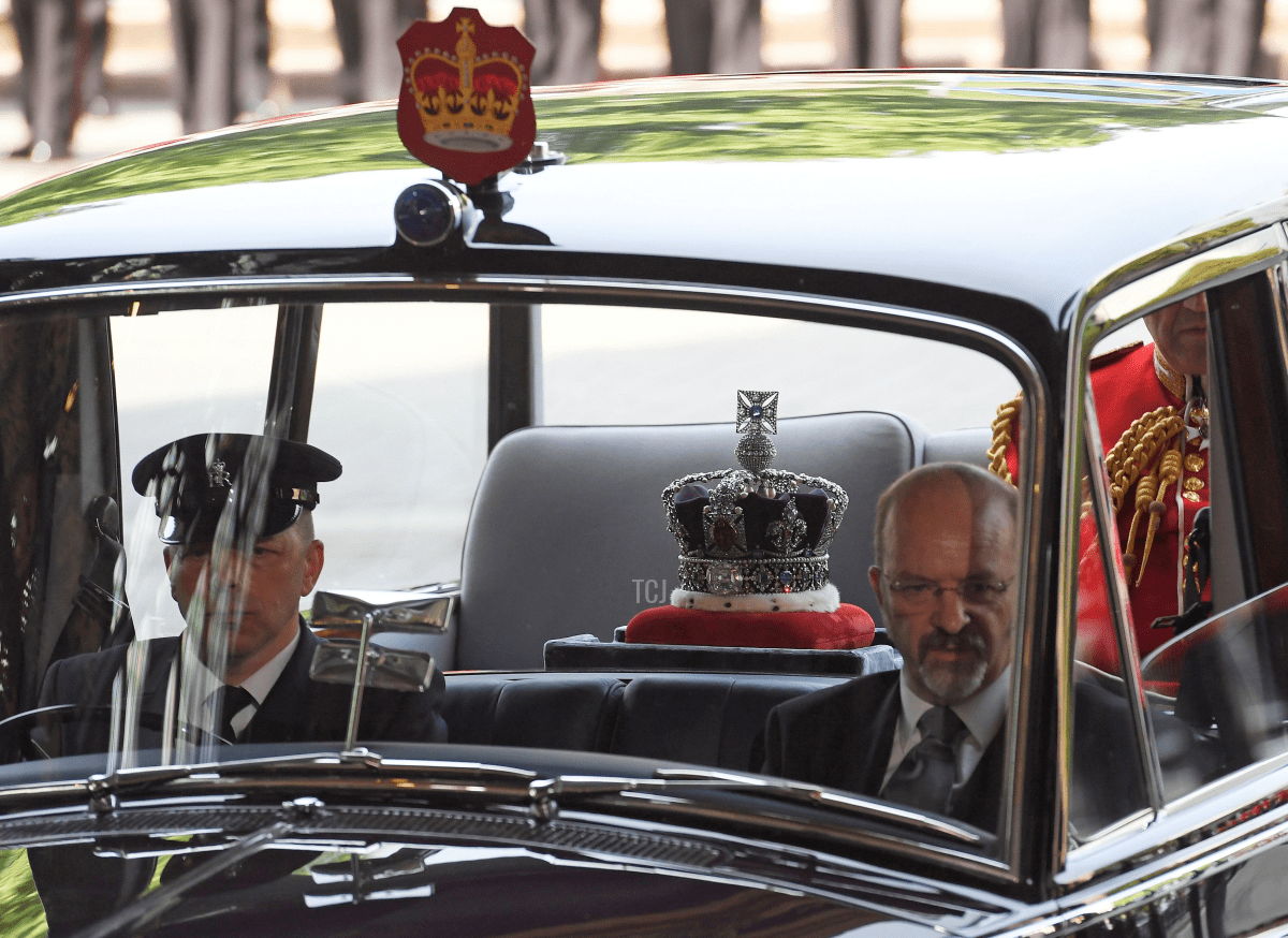 La Corona Imperiale viaggia in auto verso le Camere del Parlamento prima dell'apertura ufficiale del Parlamento a Londra il 21 giugno 2017