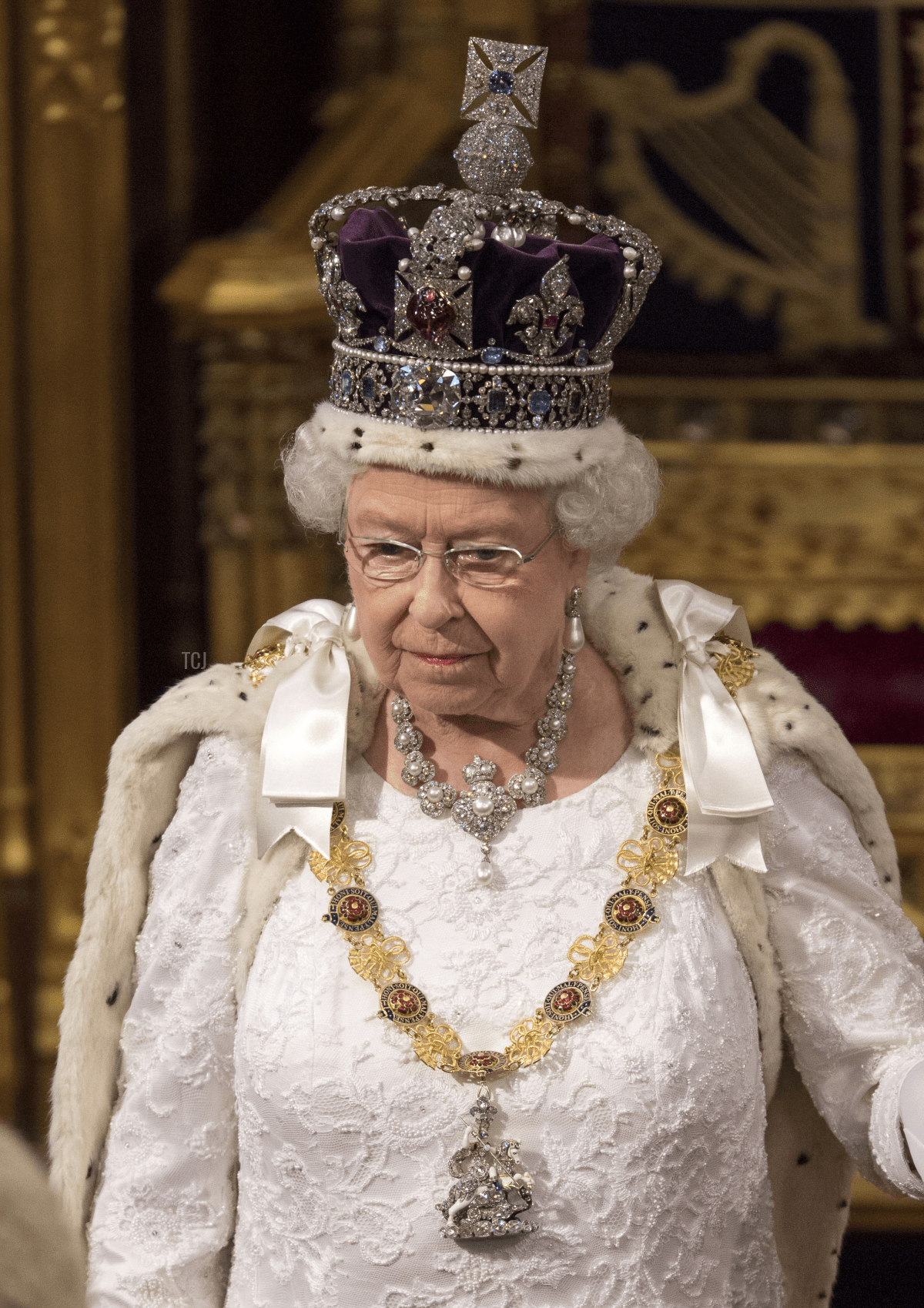 La Regina Elisabetta II si erge durante l'apertura ufficiale del Parlamento nella Camera dei Lords al Palazzo di Westminster il 18 maggio 2016 a Londra