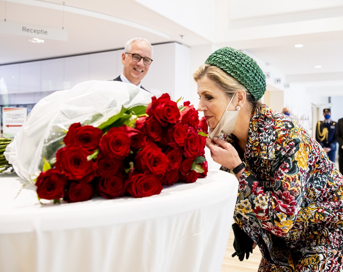 La regina Maxima dei Paesi Bassi riceve 50 rose per il suo recente cinquantesimo compleanno durante la sua visita nella regione del Nord-Limburgo il 27 maggio 2021 a Venlo, Paesi Bassi