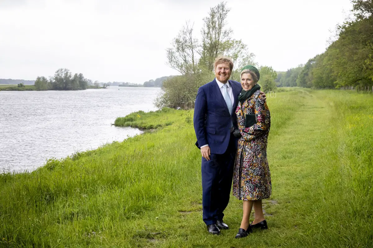 Il re Willem-Alexander dei Paesi Bassi e la regina Maxima dei Paesi Bassi visitano il Nationaal Park de Maasduinen durante la loro visita nella regione del Nord-Limburgo il 27 maggio 2021 a Venlo, Paesi Bassi