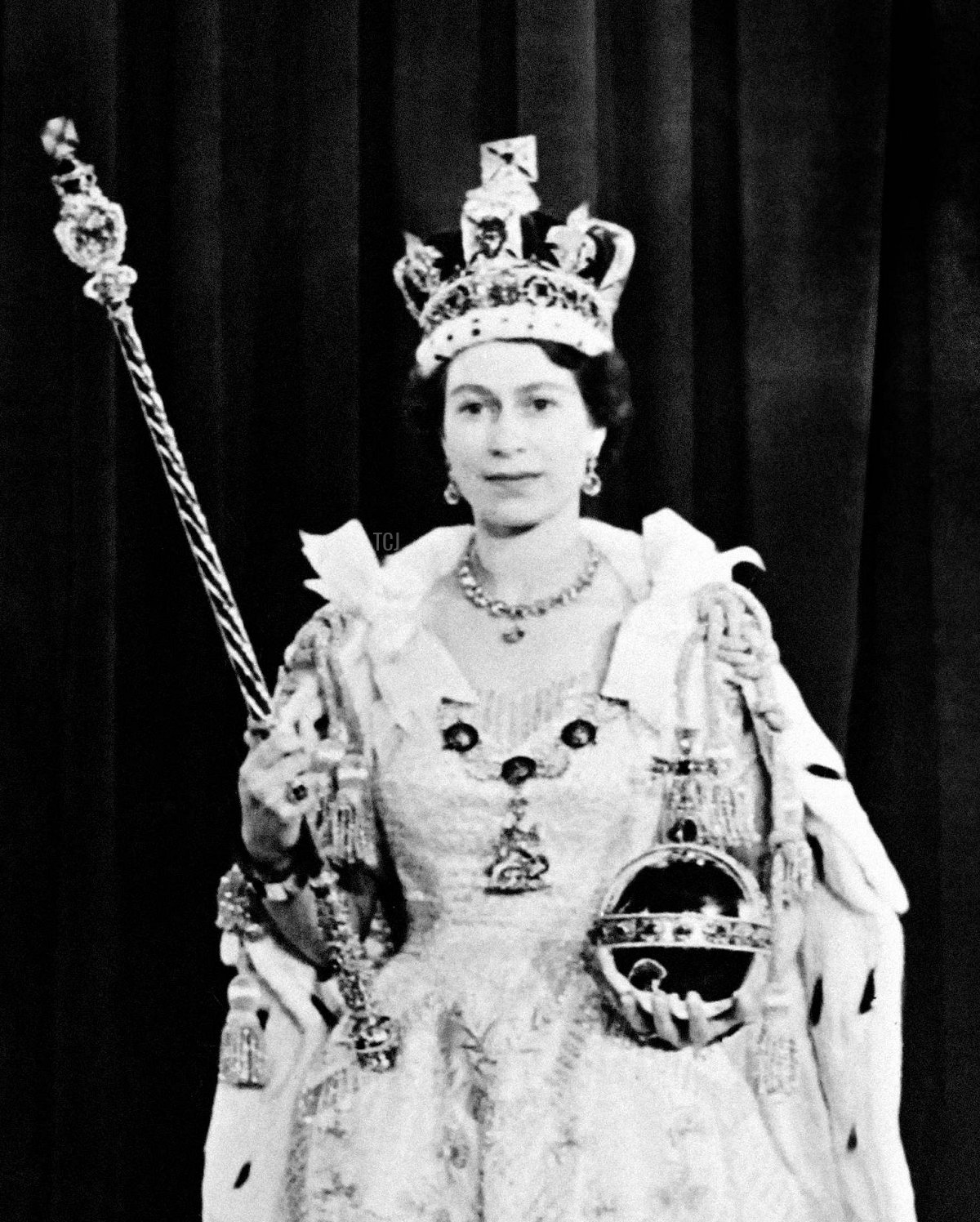 Ritratto scattato il 2 giugno 1953 mostra la Regina britannica Elisabetta II durante la sua incoronazione, che è stata la prima trasmessa in televisione