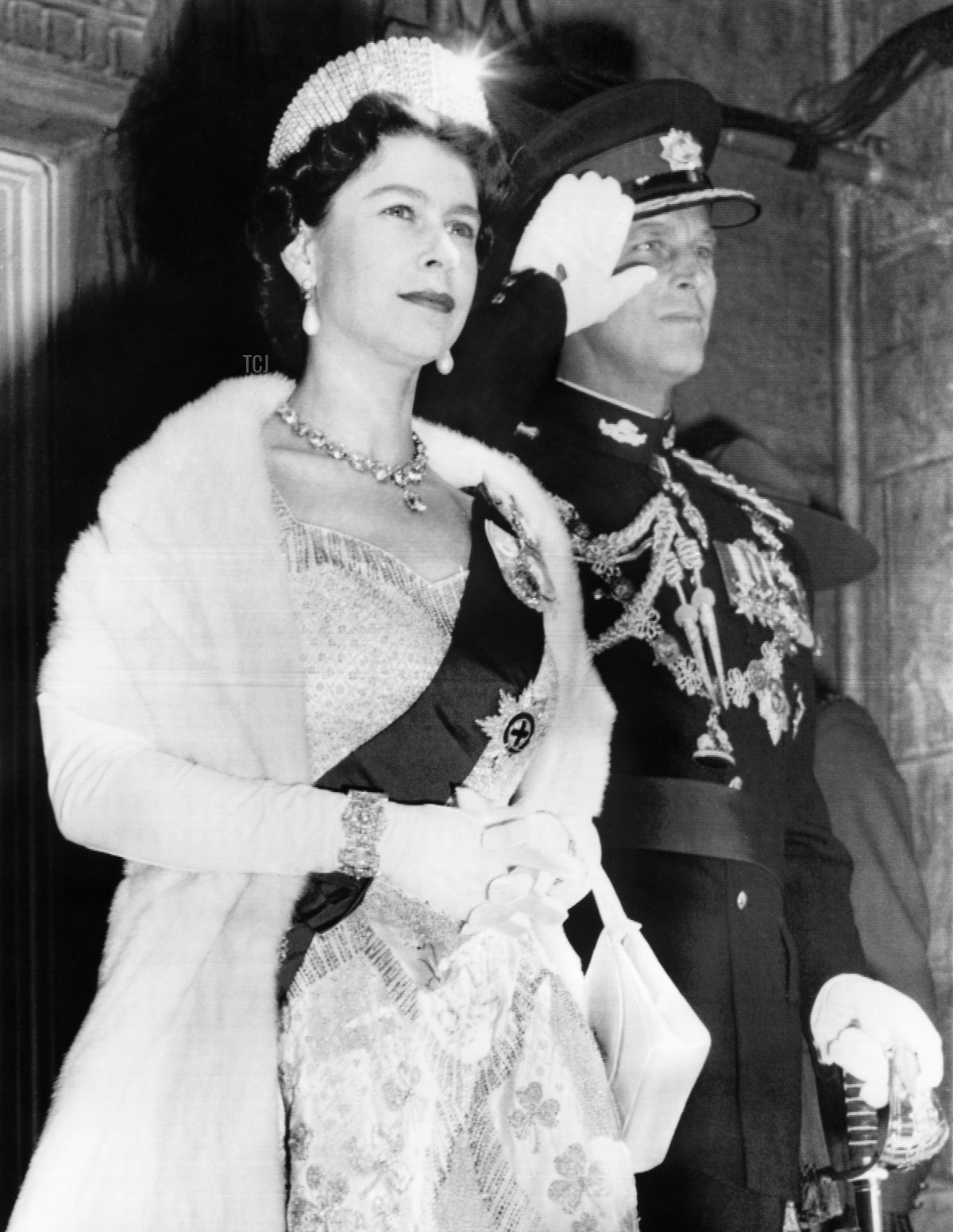 La Regina Elisabetta II e il Principe Filippo, Duca di Edimburgo (D) partecipano alle cerimonie che segnano l'apertura del Parlamento a Ottawa il 14 ottobre 1957