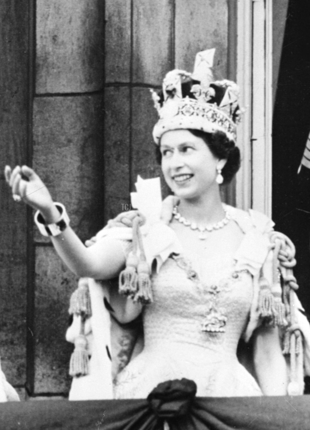 La regina britannica Elisabetta II (a sinistra) insieme al principe Filippo, duca di Edimburgo (a destra) saluta la folla, il 2 giugno 1953 dopo essere stata incoronata ad Abbey di Westminster a Londra