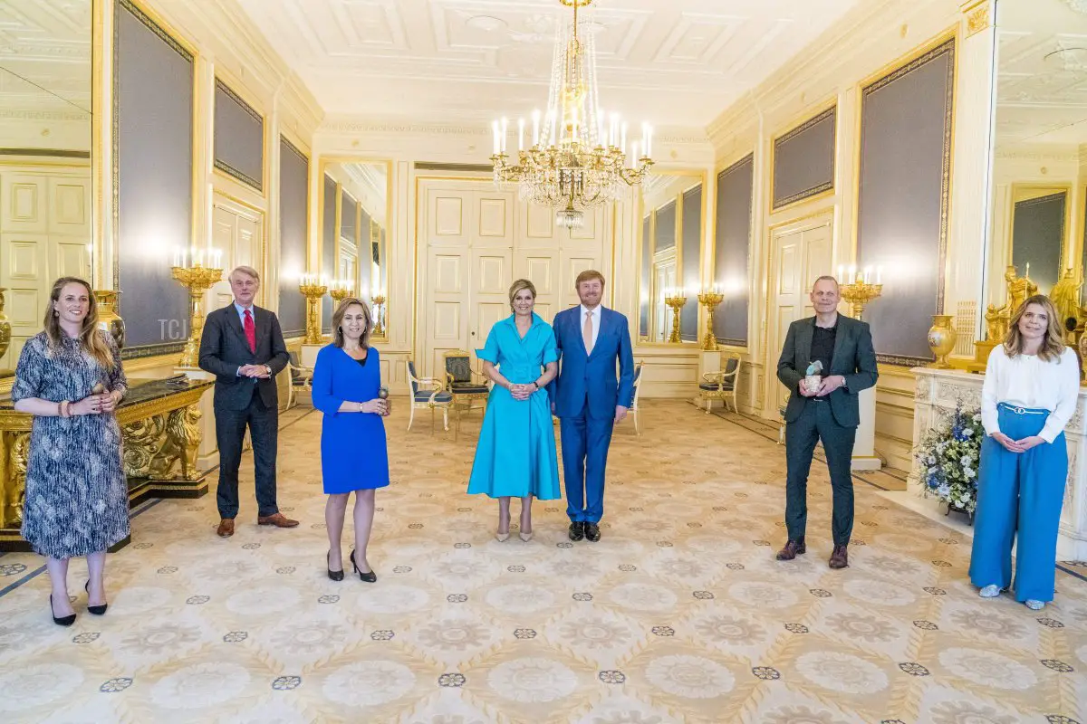 Re Willem-Alexander e Regina Maxima durante la presentazione del premio Appeltjes van Oranje al Palazzo Noordeinde all'Aia il 1 giugno 2021