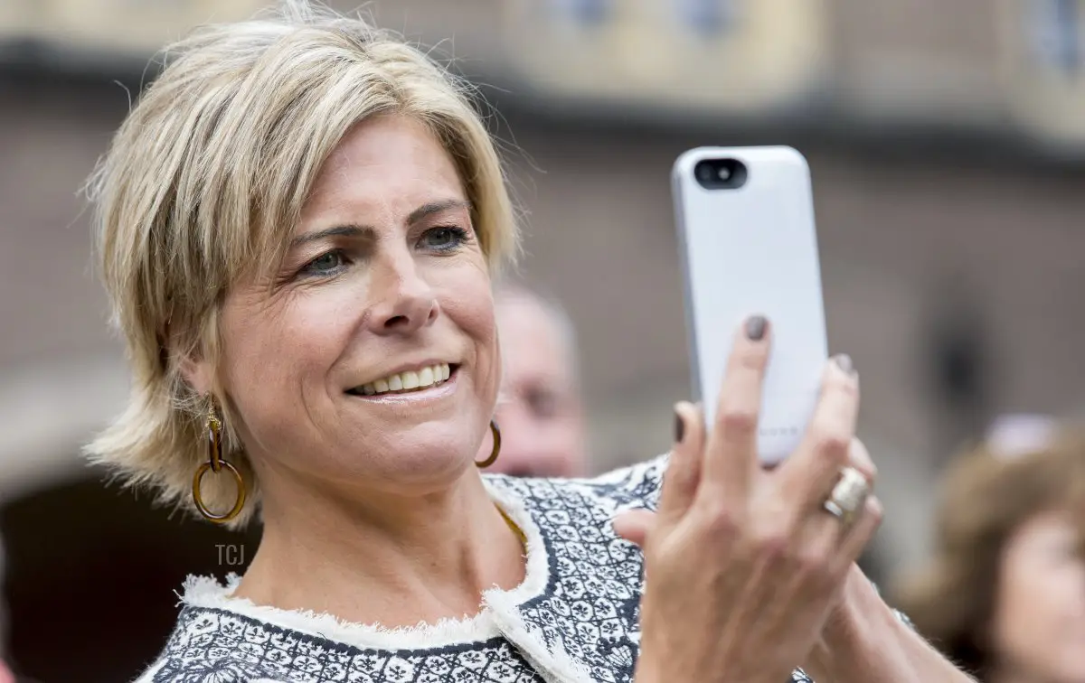 La principessa olandese Laurentien scatta una foto con il suo cellulare durante l'apertura della Settimana della Literacy al Binnenhof di L'Aia, il 7 settembre 2015. La principessa è presidente della Reading & Writing Foundation.