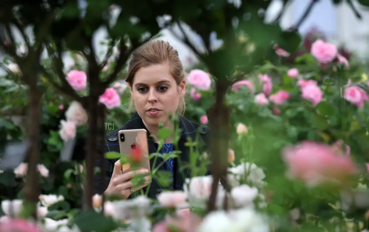 La principessa Beatrice di York utilizza un telefono mobile durante la visita al Chelsea Flower Show RHS 2019 a Londra il 20 maggio 2019. - Il Chelsea Flower Show si tiene annualmente nei giardini dell'ospedale reale di Chelsea.