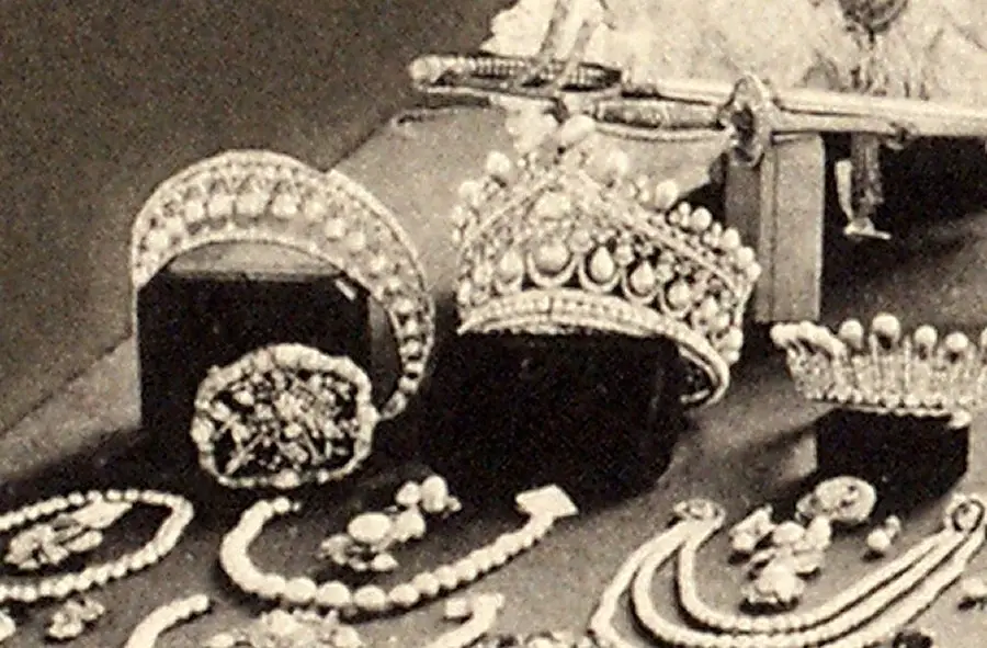 La tiara Bolin esposta sul famoso 'tavolo dei gioielli', ca. 1922