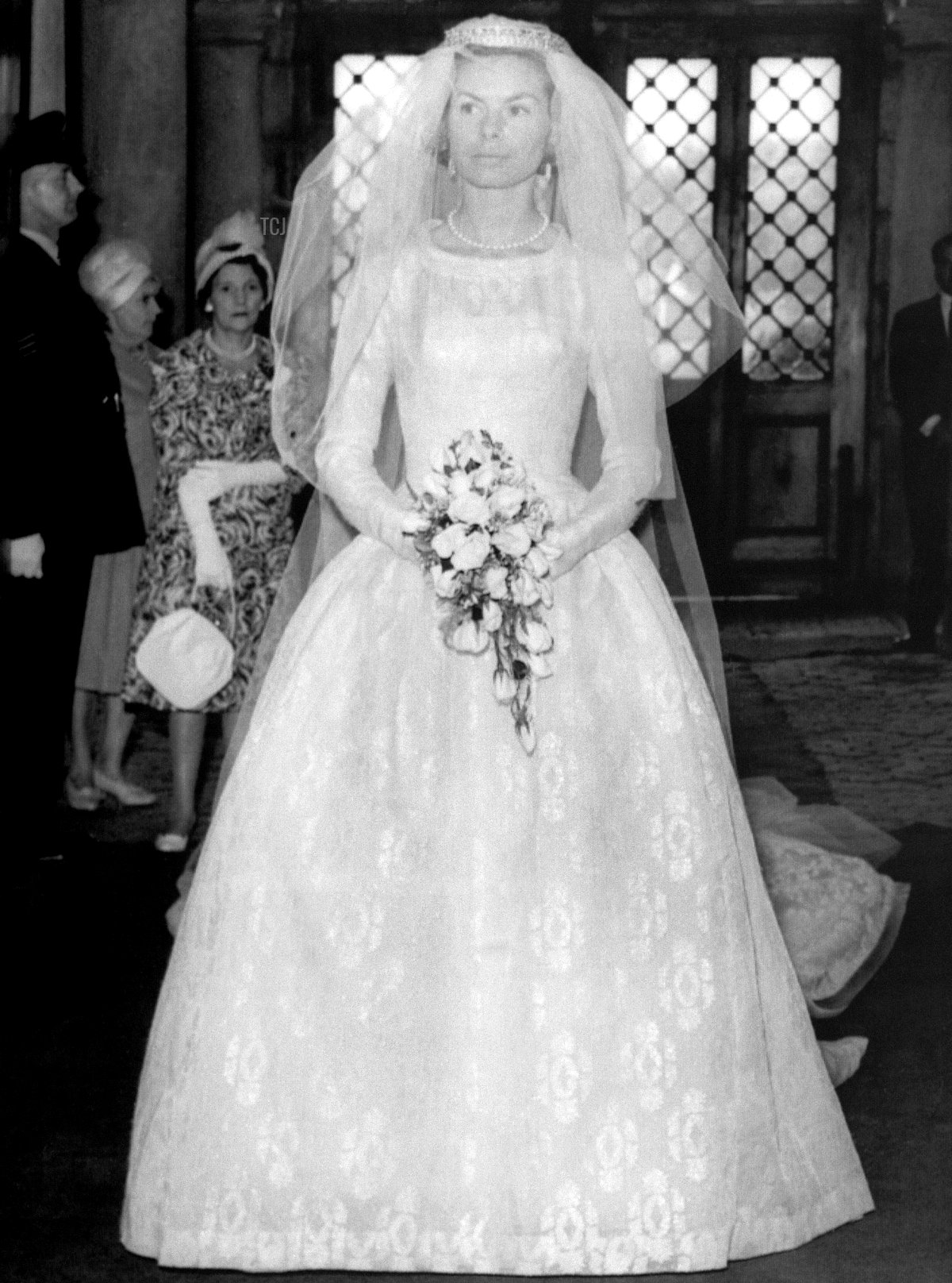 Con il bouquet di rose, la signorina Katharine Worsley lascia la sua casa di Hovingham Hall per York Minster dove diventerà la Duchessa di Kent con il suo matrimonio con il Duca di Kent