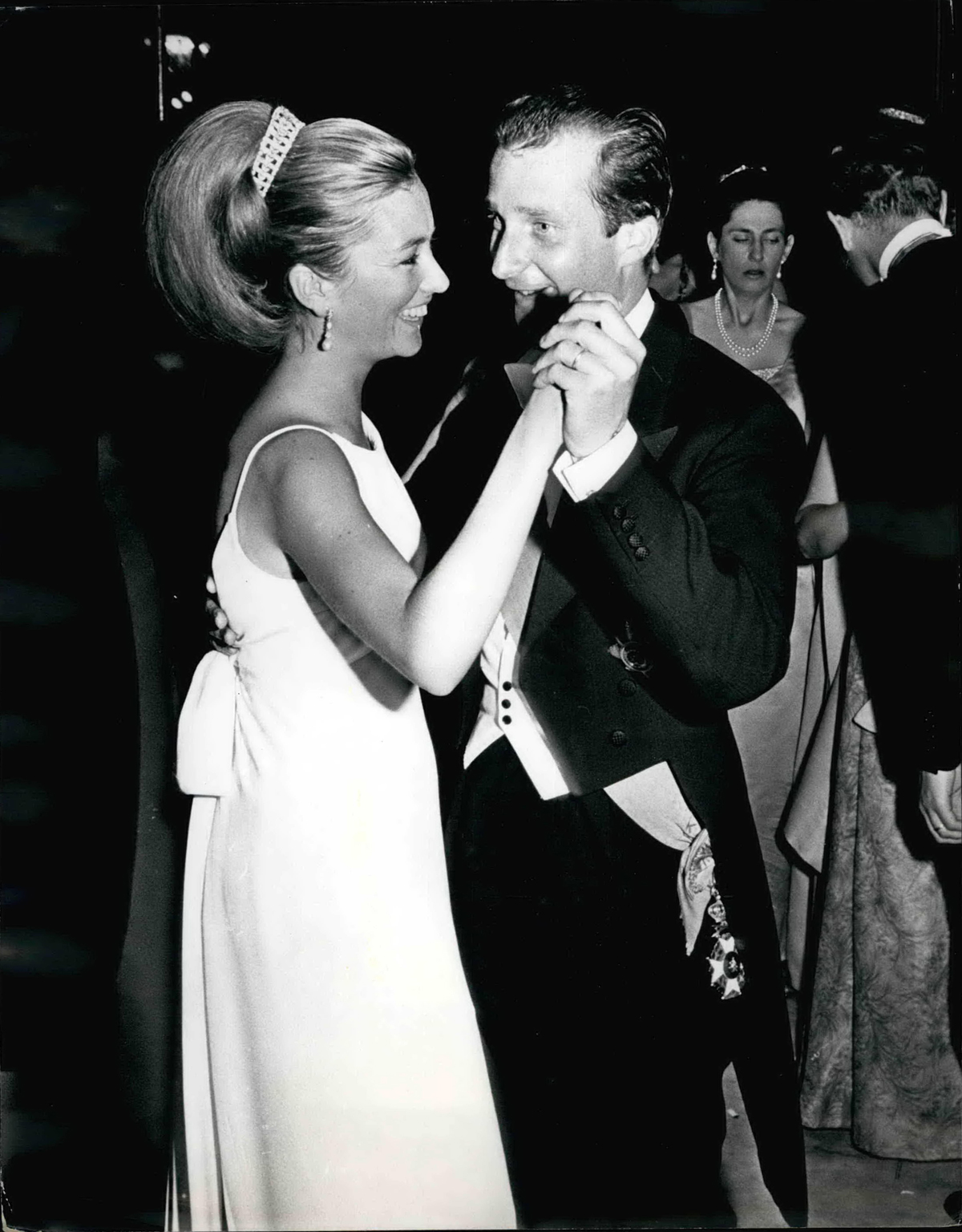 Il principe e la principessa di Liegi ballano al Ballo di Waterloo a Bruxelles il 6 giugno 1965 (Keystone Press/Alamy)