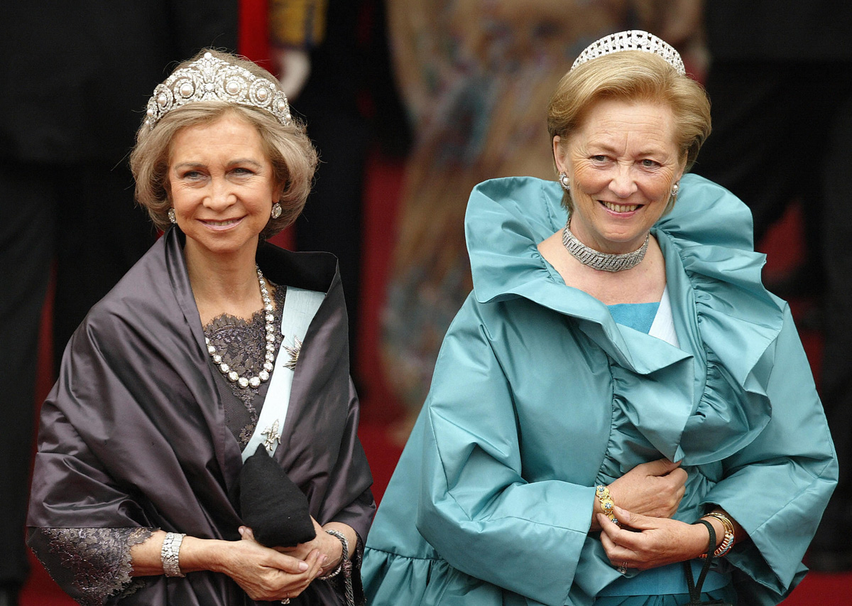 La regina Sofia di Spagna e la regina Paola del Belgio partecipano al matrimonio del principe ereditario Frederik e della principessa ereditari Mary di Danimarca a Copenaghen il 14 maggio 2004 (SVEN NACKSTRAND/AFP/Getty Images)