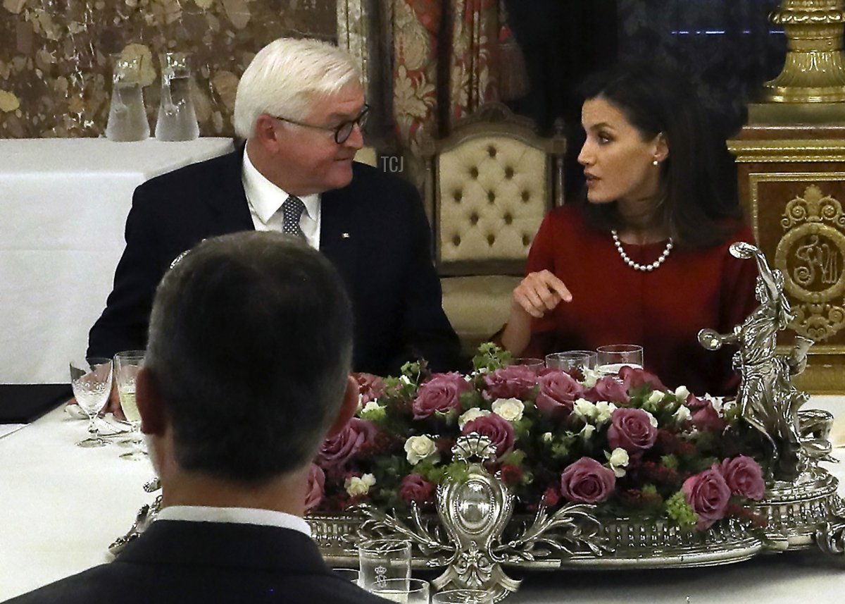 Il Presidente tedesco Frank-Walter Steinmeier (A sinistra) parla con la Regina di Spagna Letizia accanto al Re di Spagna Felipe VI durante un pranzo al Palazzo Reale di Madrid il 24 ottobre 2018