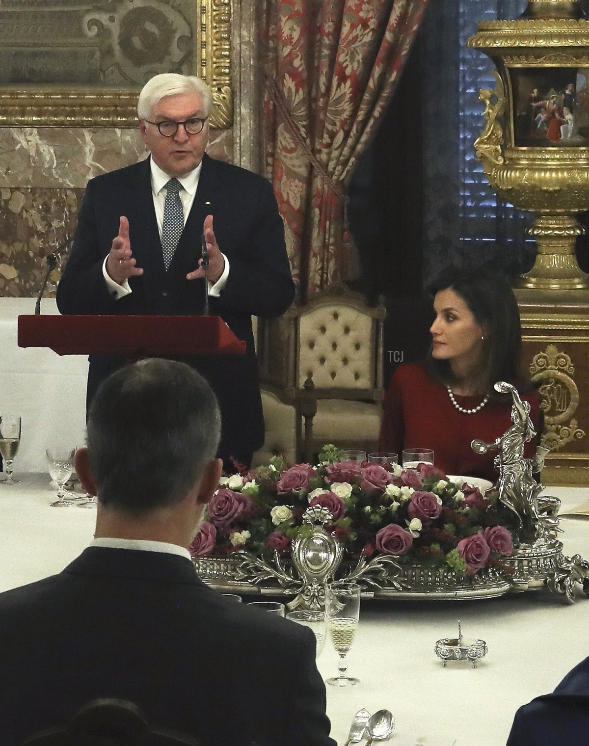 Il Presidente tedesco Frank-Walter Steinmeier (A sinistra) pronuncia un discorso accanto al Re di Spagna Felipe VI e alla Regina Letizia durante un pranzo al Palazzo Reale di Madrid il 24 ottobre 2018