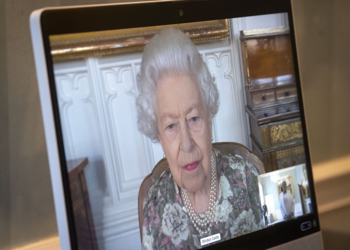 La Regina tiene audienze virtuali con nuovi Ambasciatori tramite video da Windsor Castle a Buckingham Palace, giugno 2021