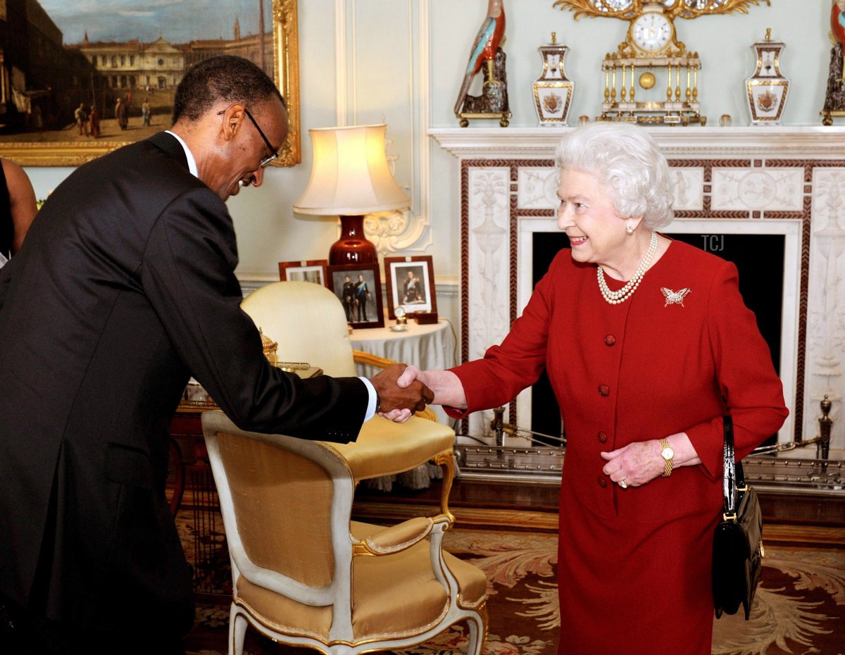 La Regina Elisabetta II stringe la mano al Presidente del Ruanda Paul Kagame dopo il suo arrivo a Buckingham Palace per un'udienza privata l'8 marzo 2010 a Londra, Inghilterra