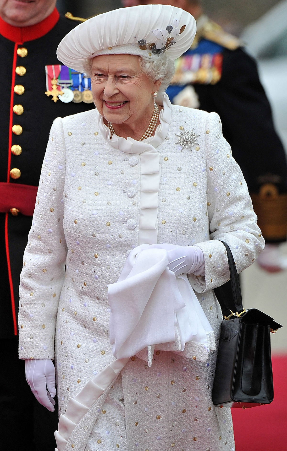 La Regina Elisabetta II arriva per il Thames Diamond Jubilee Water Pageant a Londra il 3 giugno 2012 (BETHANY CLARKE/POOL/AFP via Getty Images)