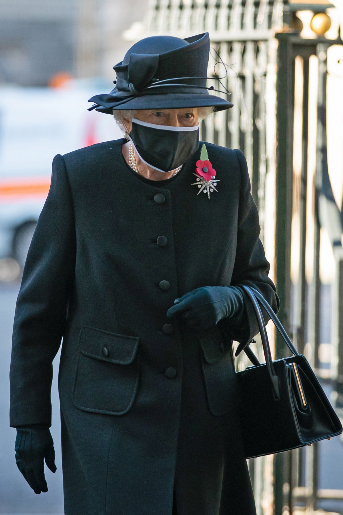 La Regina Elisabetta II arriva a una cerimonia presso Westminster Abbey che segna il centenario della sepoltura del Guerriero Sconosciuto il 4 novembre 2020 (Aaron Chown - WPA Pool/Getty Images)