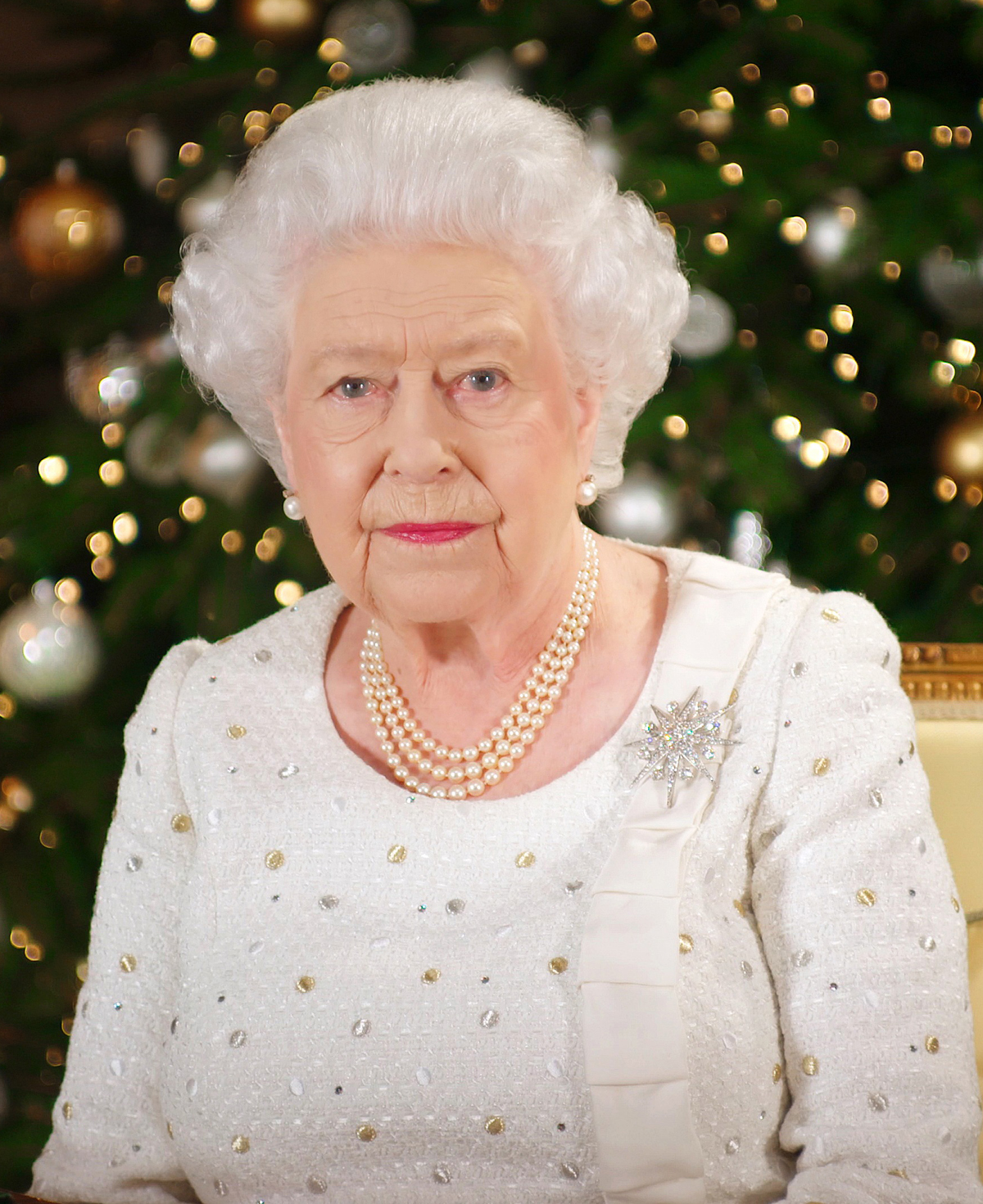 La Regina Elisabetta II registra il suo discorso natalizio nella Stanza del 1844 a Buckingham Palace, 2017 (Sky News via Getty Images)