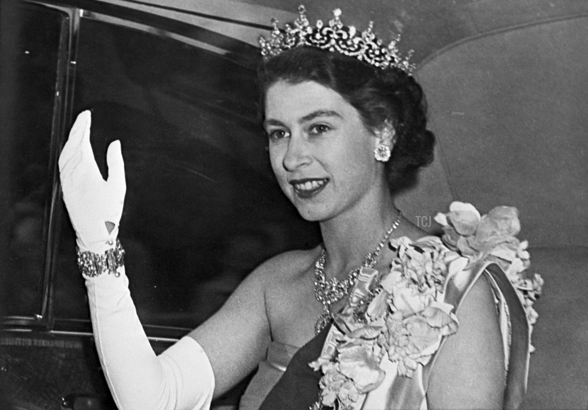 Ritratto scattato il 07 giugno 1951 della Principessa Elisabetta di Gran Bretagna, la futura Regina, mentre indossa una tiara di diamanti