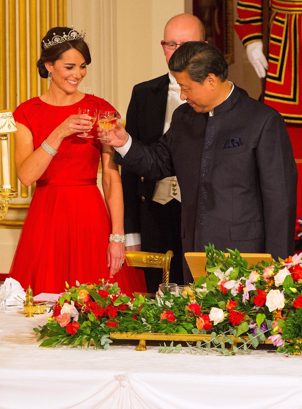 Il Presidente cinese Xi Jinping (R) brinda con Catherine, Duchessa di Cambridge, durante il Banchetto di Stato ospitato dalla Regina Elisabetta II (non visibile) a Buckingham Palace a Londra, il 20 ottobre 2015, nel primo giorno ufficiale della visita di Stato di Xi. Il Presidente cinese Xi Jinping è arrivato per una visita di Stato di quattro giorni mentre il governo del Primo Ministro David Cameron cerca di rafforzare i legami commerciali con la seconda economia mondiale