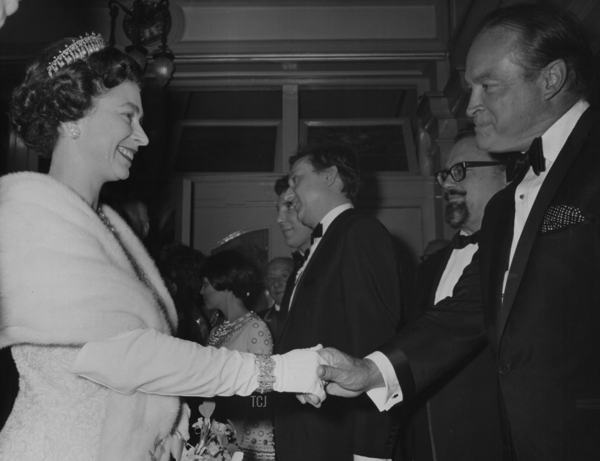 La Regina Elisabetta II stringe la mano a Bob Hope, con Mireille Mathieu, Ken Dodd e Harry Secombe sullo sfondo, durante la Royal Variety Performance, London Palladium, 13 novembre 1967