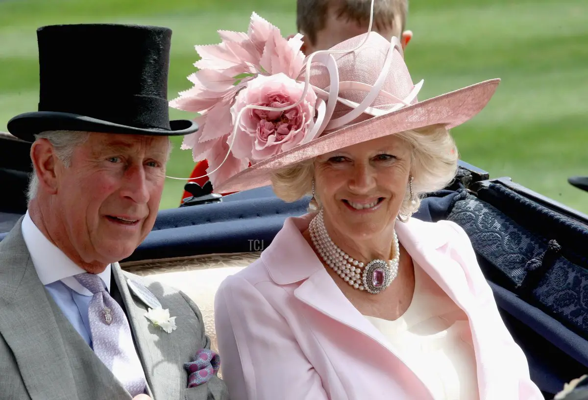 Sua Altezza Camilla, Duchessa di Cornovaglia sorride nel ring di parata in una carrozza trainata da cavalli durante il secondo giorno di Royal Ascot 2009 all'ippodromo di Ascot il 17 giugno 2009 in Ascot, Inghilterra